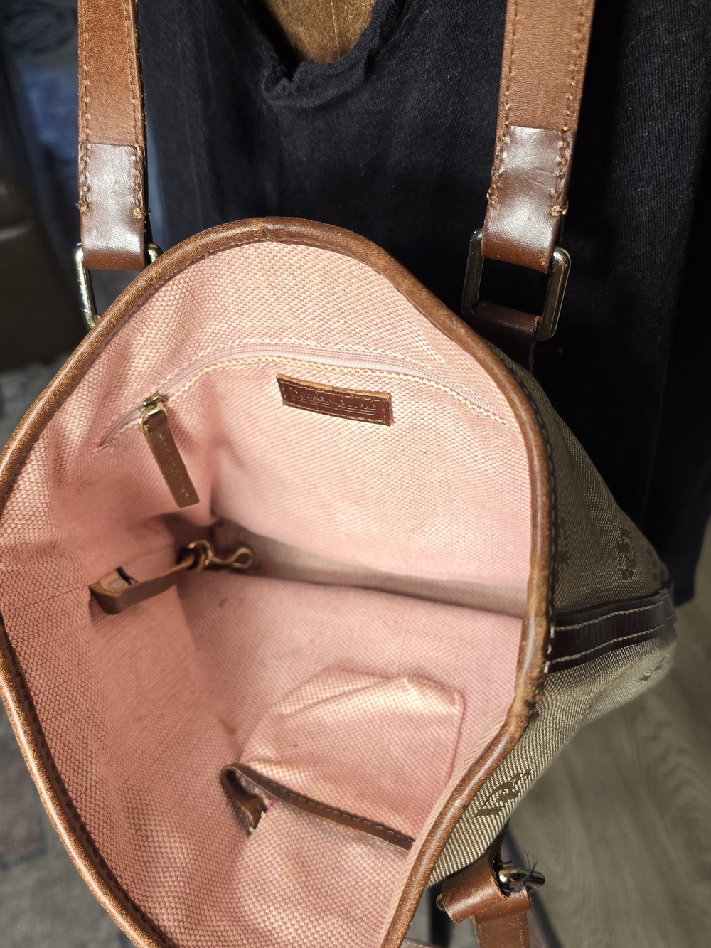 👜 Dooney & Bourke Brown Signature Logo Monogram Bucket Bag Tote w Metal Clasp - Picture 14 of 15